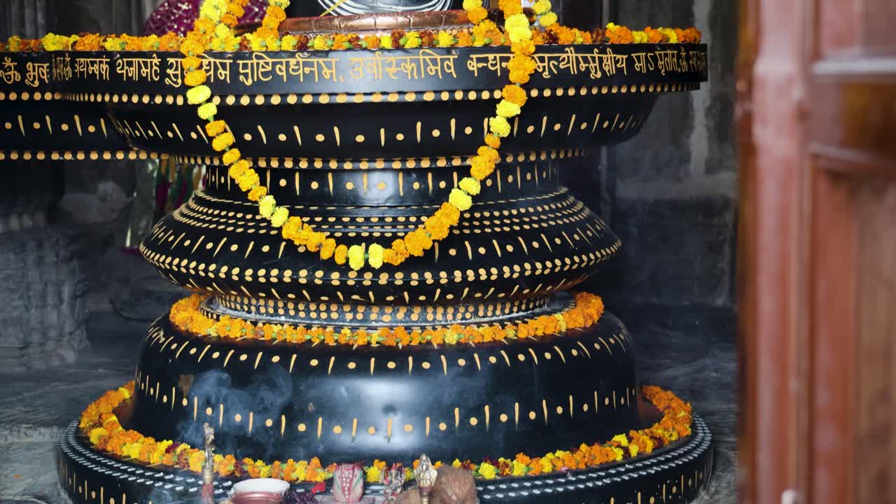 el dios religioso hindú shiva shivalinga decorado con flores desde diferentes ángulos en el antiguo templo el video fue tomado en el fuerte de kumbhal kumbhalgarh rajasthan india