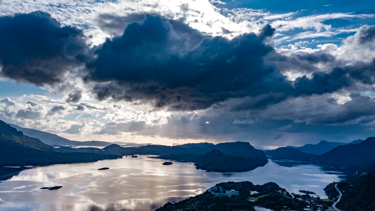 nubes pasando sobre el eikefjord