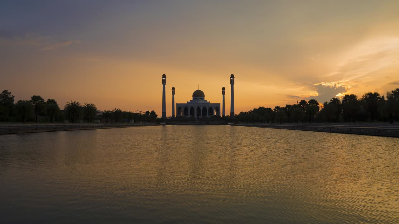 4k time-lapse дневной и ночной вид центральной мечети сонгхла при заходе солнца в сонгхле, таиланд