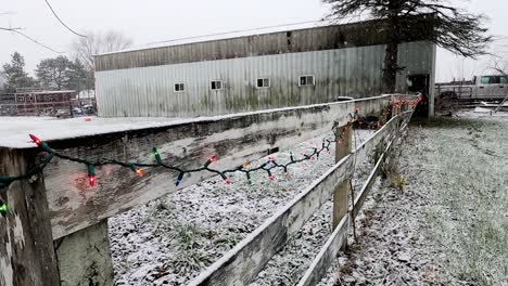 Kalter-Winterbauernhof-Mit-Holzzaun,-Geschmückt-Mit-Weihnachtsbeleuchtung