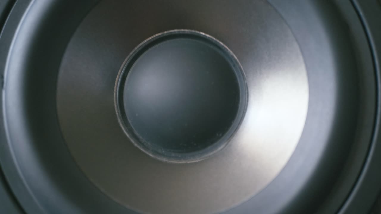 깊은 베이스 사운드에서 펌핑되는 스피커 콘 인아웃