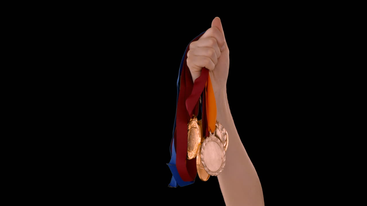 manos lanzando algunas medallas