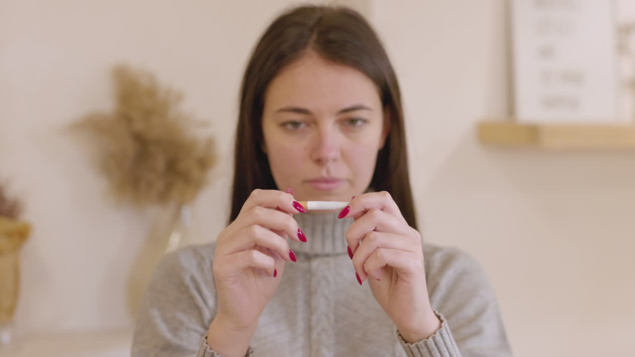 同事在筆記型電腦前開會