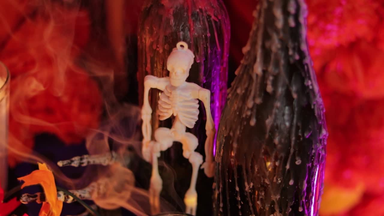 Dekorace kostlivce nabízející a pálící kadidlo, oltář Dia de Muertos