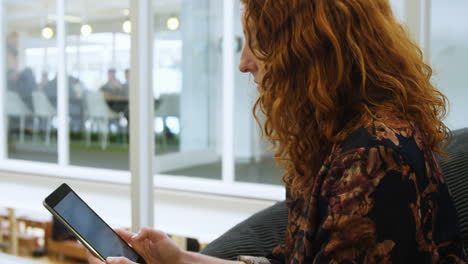 mujer de negocios usando tableta digital en la oficina 4k