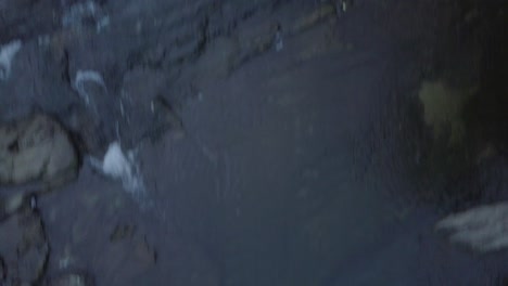 vuelo rápido por encima de las rocas y la cascada en la selva amazónica