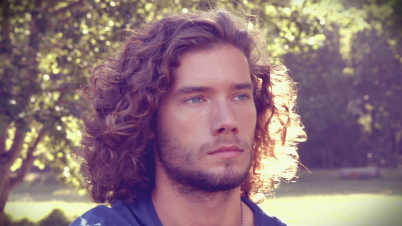 en formato de alta calidad guapo hipster en el parque