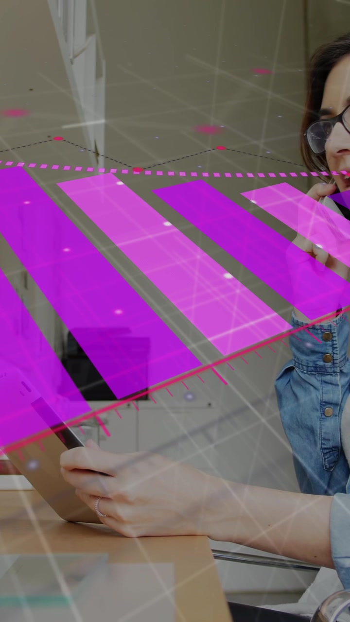Animazione di elaborazione dati su donne caucasiche che usano il computer