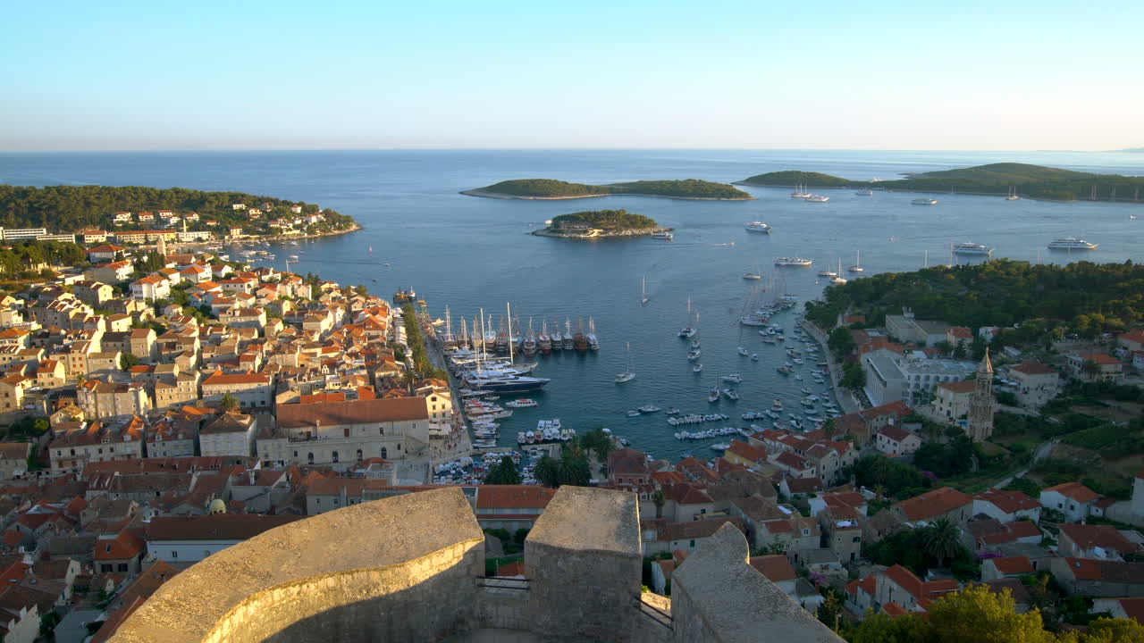 Panoramatický výhled na město Hvar na ostrově Hvar, Chorvatsko