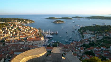 Vista-Panorámica-De-La-Ciudad-De-Hvar-En-La-Isla-De-Hvar-Croacia