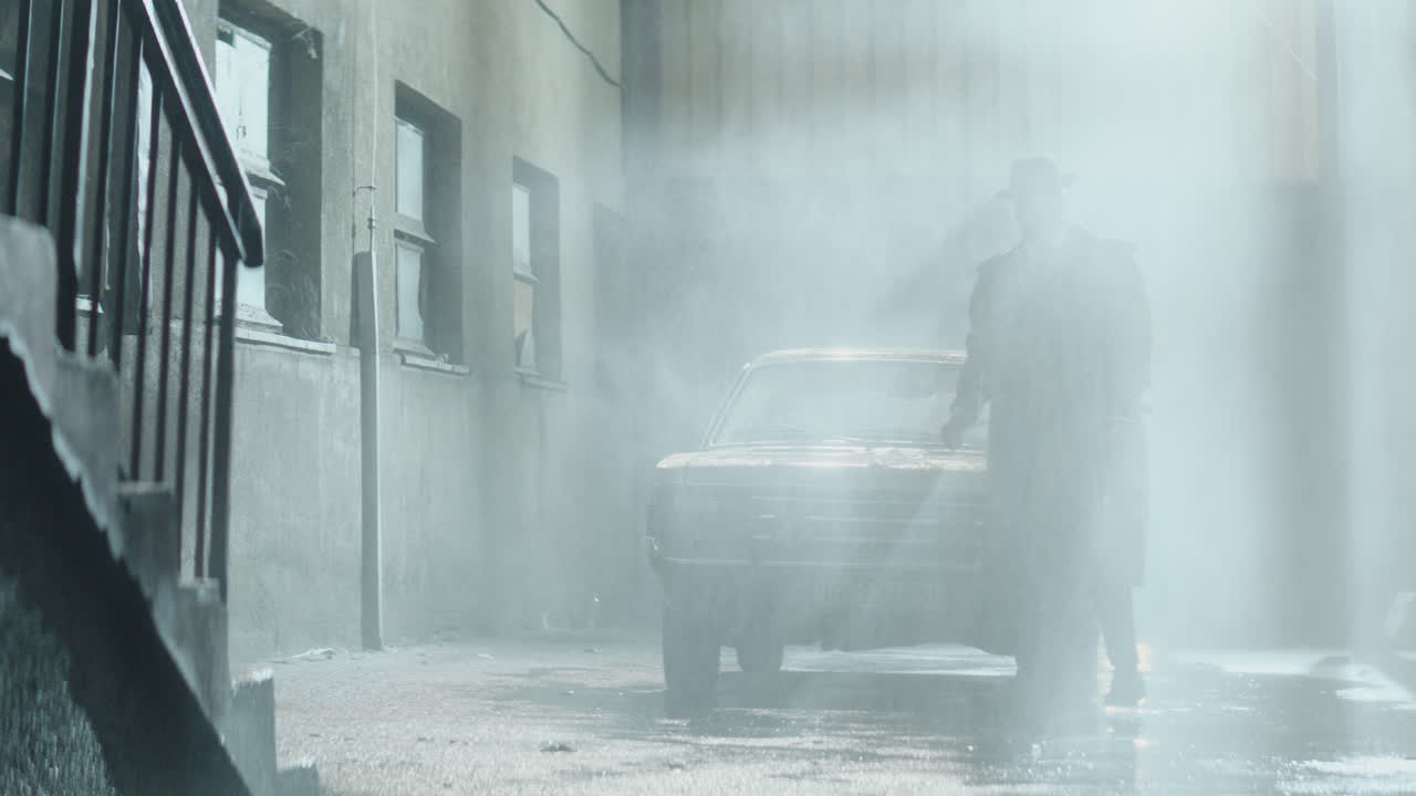 noche lluviosa en un callejón trasero