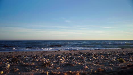 Kiesel-Und-Sand-Am-Strand-An-Einem-Klaren-Tag