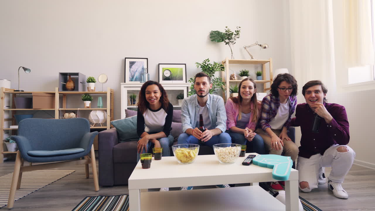 amigos viendo un juego.
