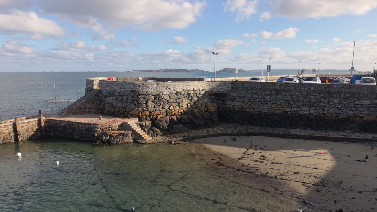 Salerie Corner St Peter Port Guernsey, antico porto a mezza marea sotto il sole dorato con acqua limpida e calma e viste verso Herm