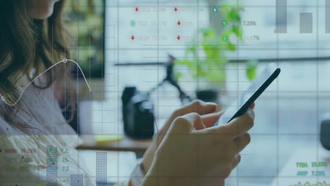 animación del procesamiento de datos financieros sobre una mujer de negocios biracial usando un teléfono inteligente en la oficina.