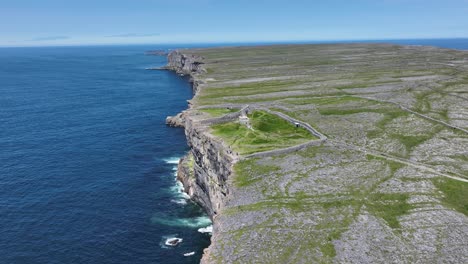 Volando-Sobre-El-Histórico-Fuerte-Dun-Anegus-En-Lo-Alto-De-Un-Acantilado-Sobre-El-Océano-Atlántico-En-Las-Islas-Inis-More-Aran-Al-Oeste-De-Irlanda