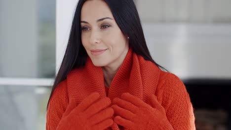 mujer acurrucada en su cálida moda de invierno