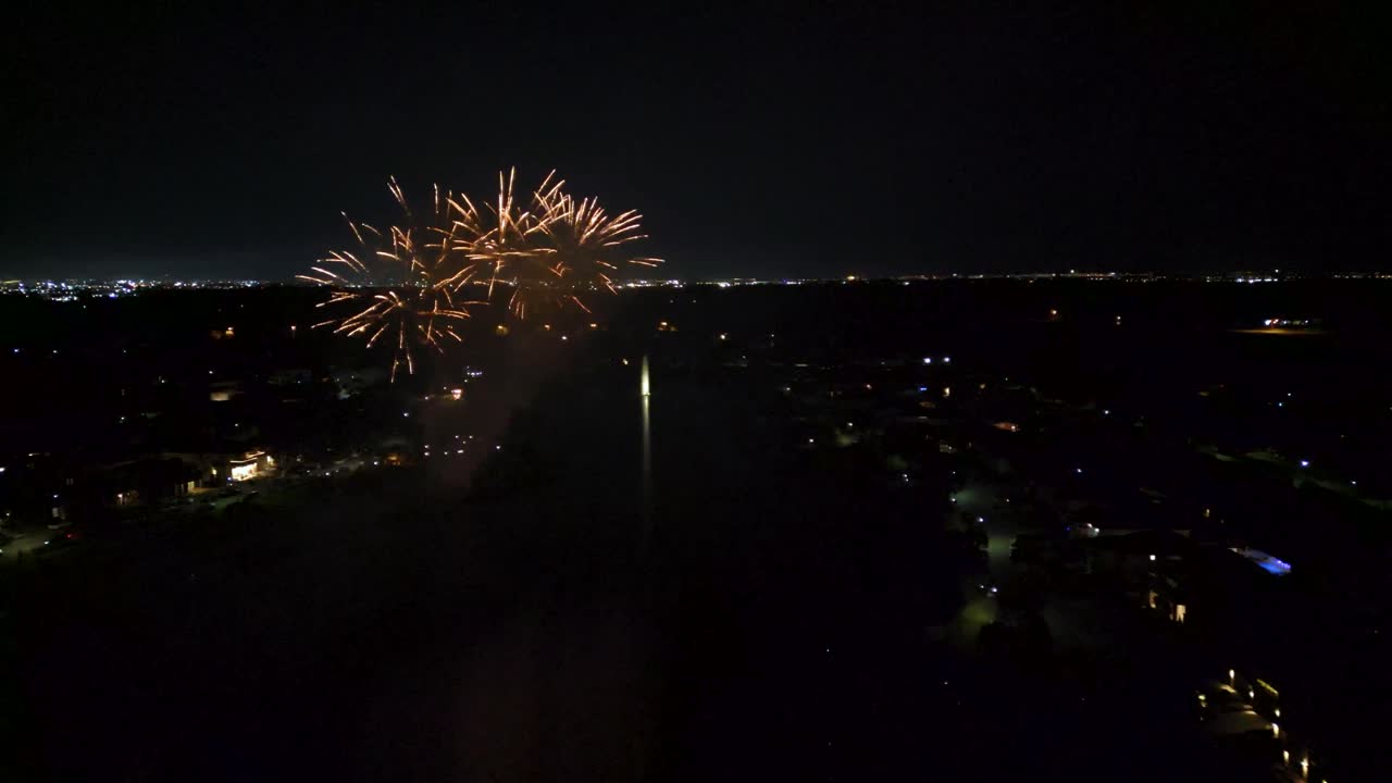 exhibición de fuegos artificiales sobre el lago de la ciudad, amplia vista aérea