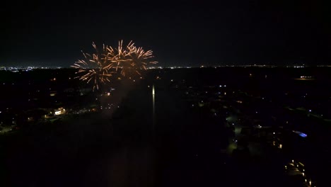 Exhibición-De-Fuegos-Artificiales-Sobre-El-Lago-De-La-Ciudad,-Amplia-Vista-Aérea