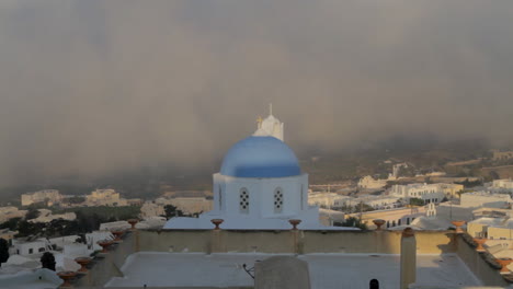 Tiro-De-Lapso-De-Tiempo-Con-Vistas-A-Un-Pueblo-De-Las-Cícladas,-Con-Una-Cúpula-De-Iglesia-Azul-Dominante