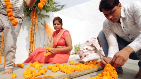 los padres con los niños celebran el festival tradicional indio de diwali