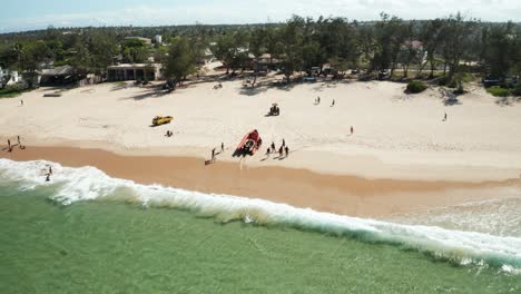 toma aérea de drones de un bote de buceo en las costas arenosas de tofo, mozambique