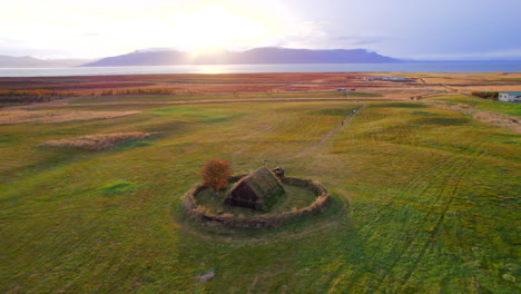 Epische-Luftaufnahme-Der-ältesten-Kirche-Islands-Bei-Sonnenuntergang