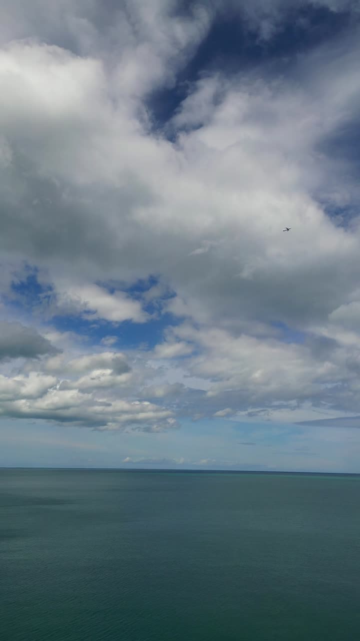 Skyline sul mare del Golfo di Thailandia con cielo azzurro nuvoloso all'orizzonte, Sud-est asiatico