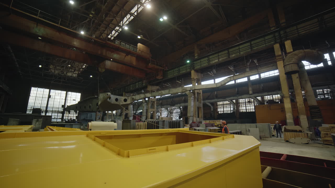 gran fábrica industrial con maquinaria pesada y actividad de construcción