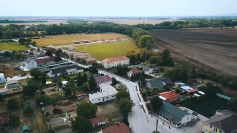 Drohne-Schoss-über-Dorfhäuser-Und-Baustelle