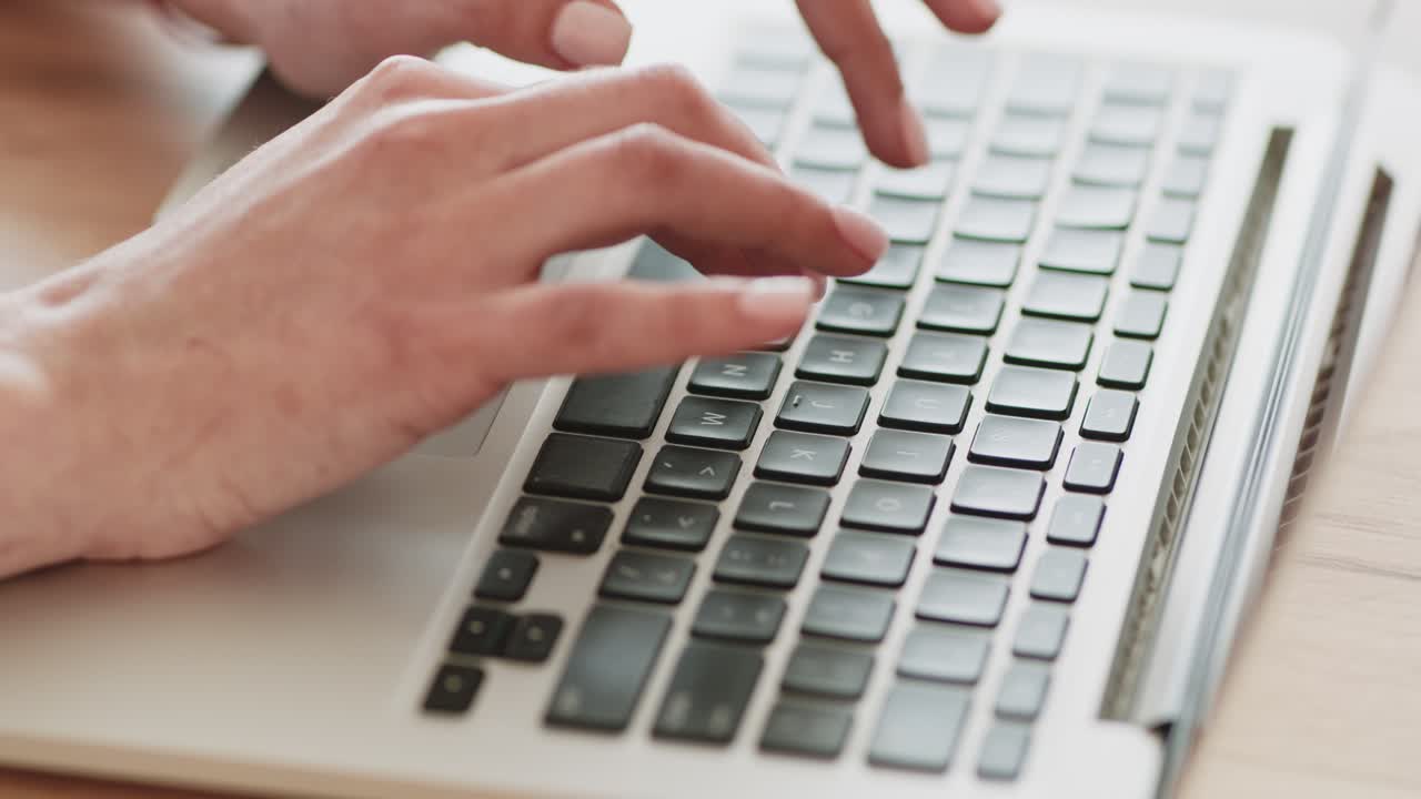 persona escribiendo en el teclado del portátil