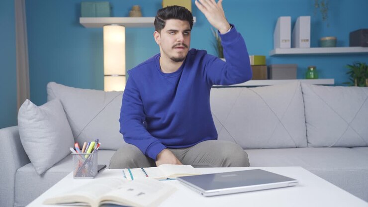 Giovane stressato che lavora e la cui attività non va bene