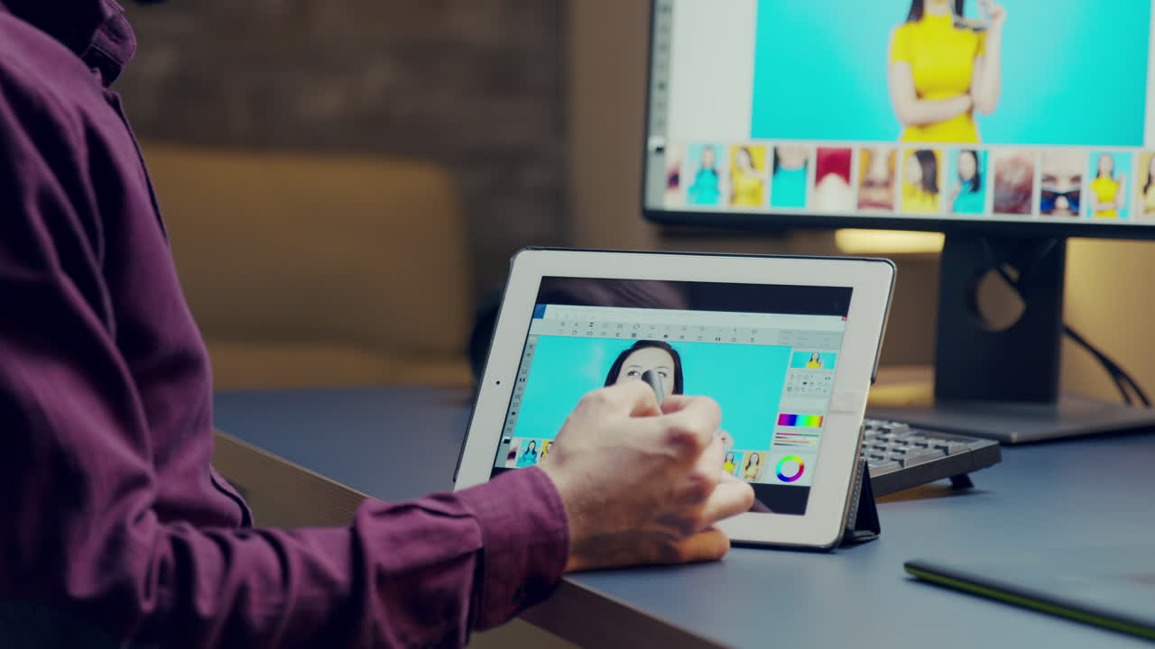 artista masculino haciendo retocos de piel en una tableta