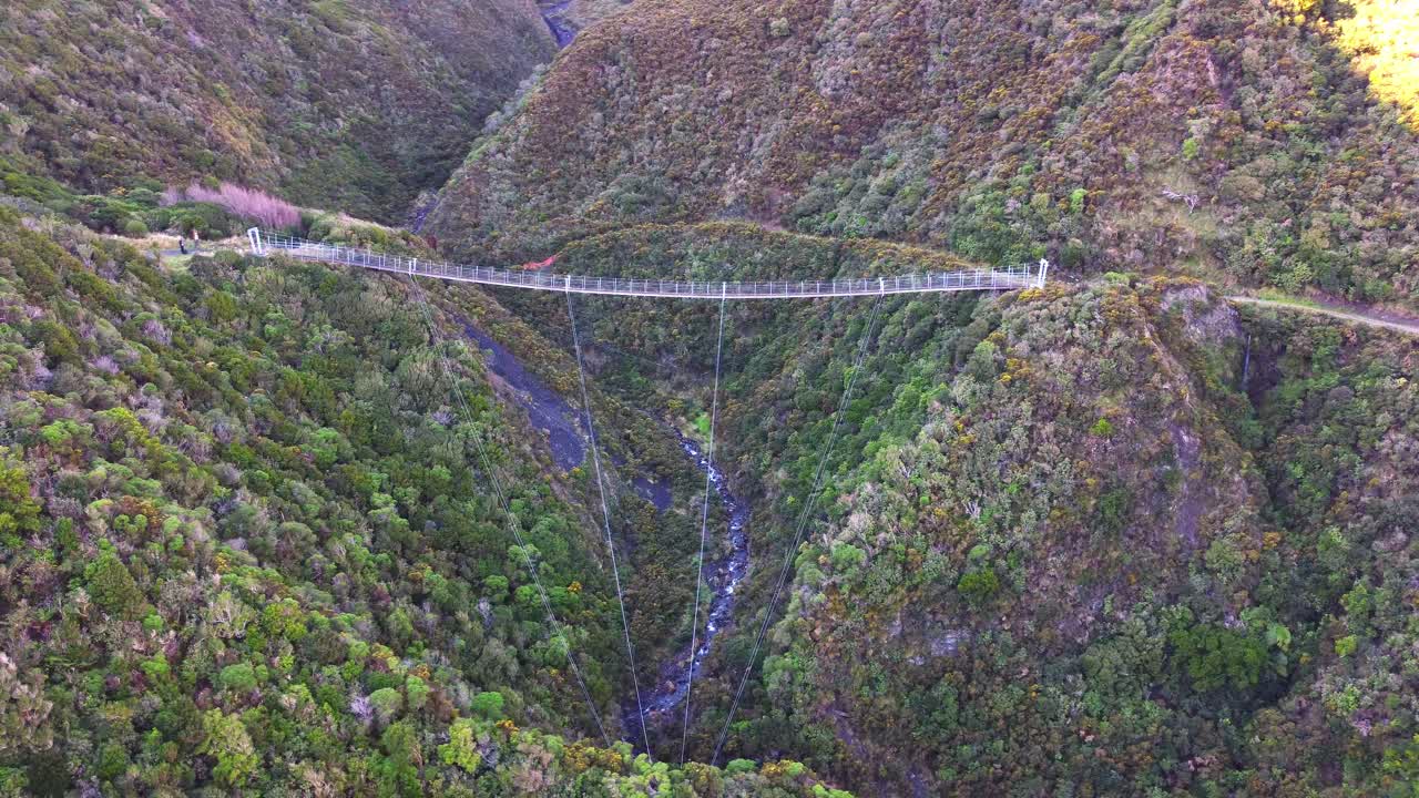 가파른 계곡 위 에 있는 큰 스 ⁇  다리  ⁇  에 날아다니고 있다