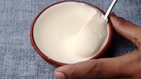 Yogur-Fresco-En-Un-Recipiente-Sobre-La-Mesa