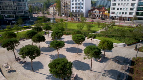 Park-Centralny-In-Gdynia,-Polen-An-Einem-Sonnigen-Sommertag---Rückzug-Aus-Der-Luft