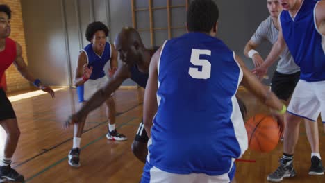 Diverso-Equipo-De-Baloncesto-Masculino-Y-Entrenador-Jugando-Partido