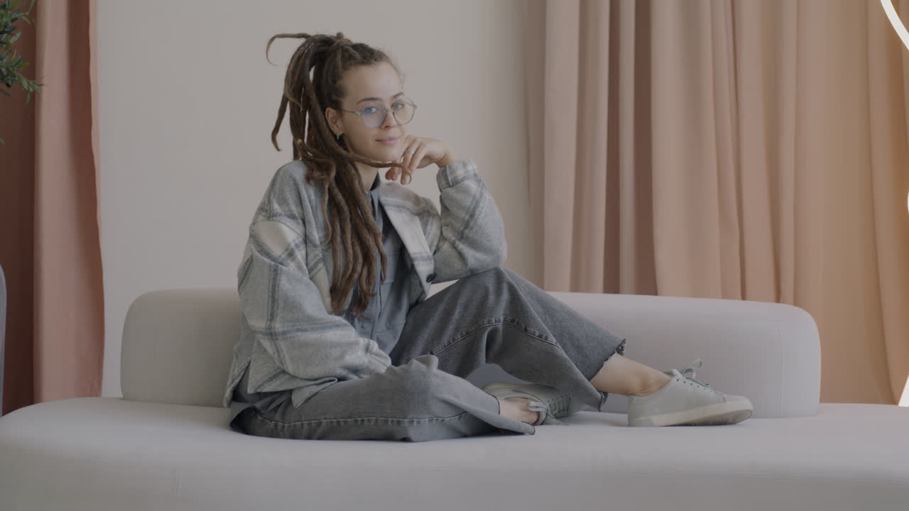 여자는 소파에 편안한