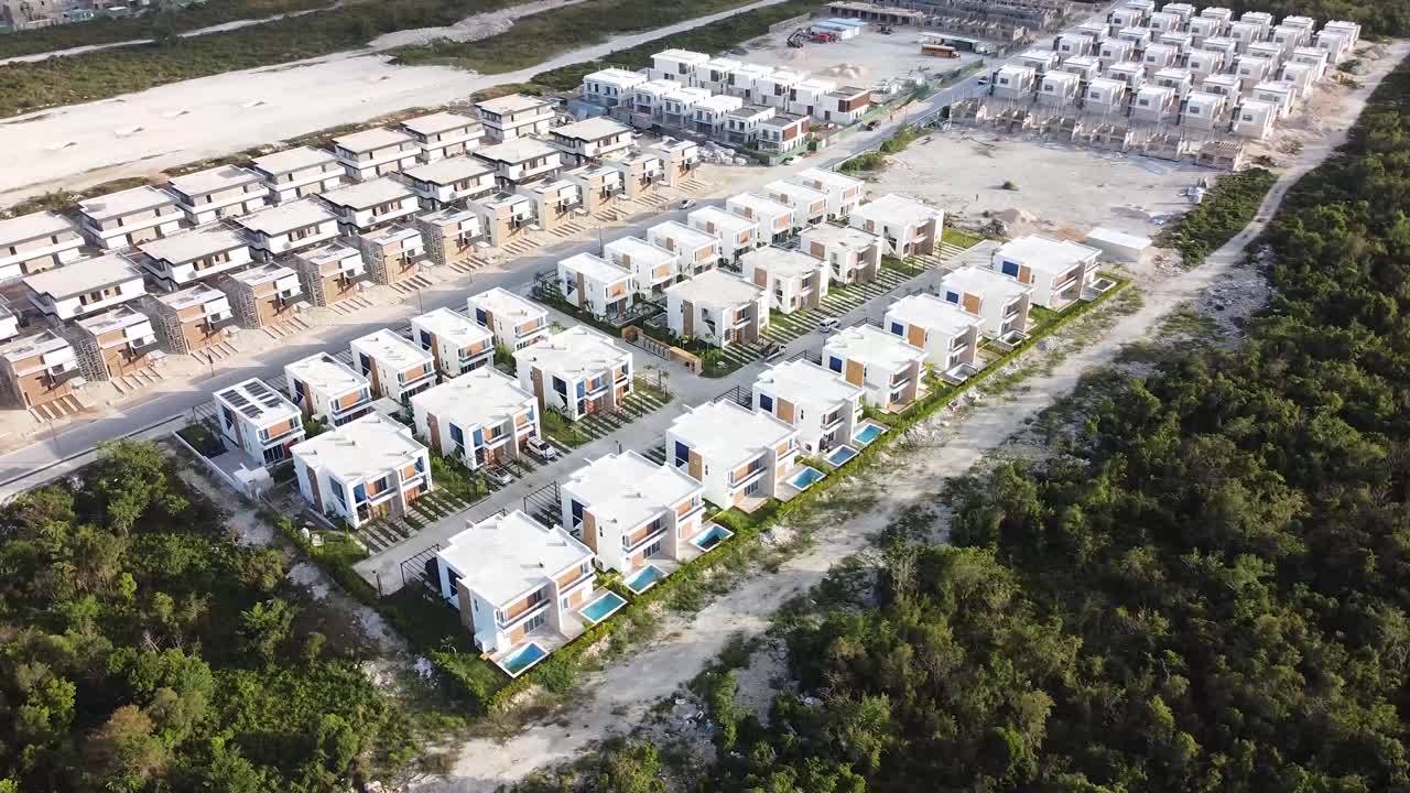 nuevo barrio llamado vista cana, la construcción de apartamentos y villas se muestra a través de perspectivas aéreas