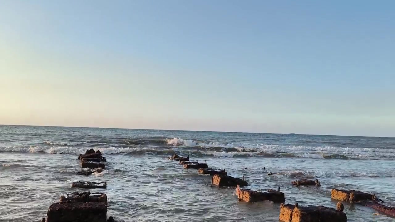 Ondas do Oceano Quebrando Contra Ruínas de um Antigo Píer de Concreto