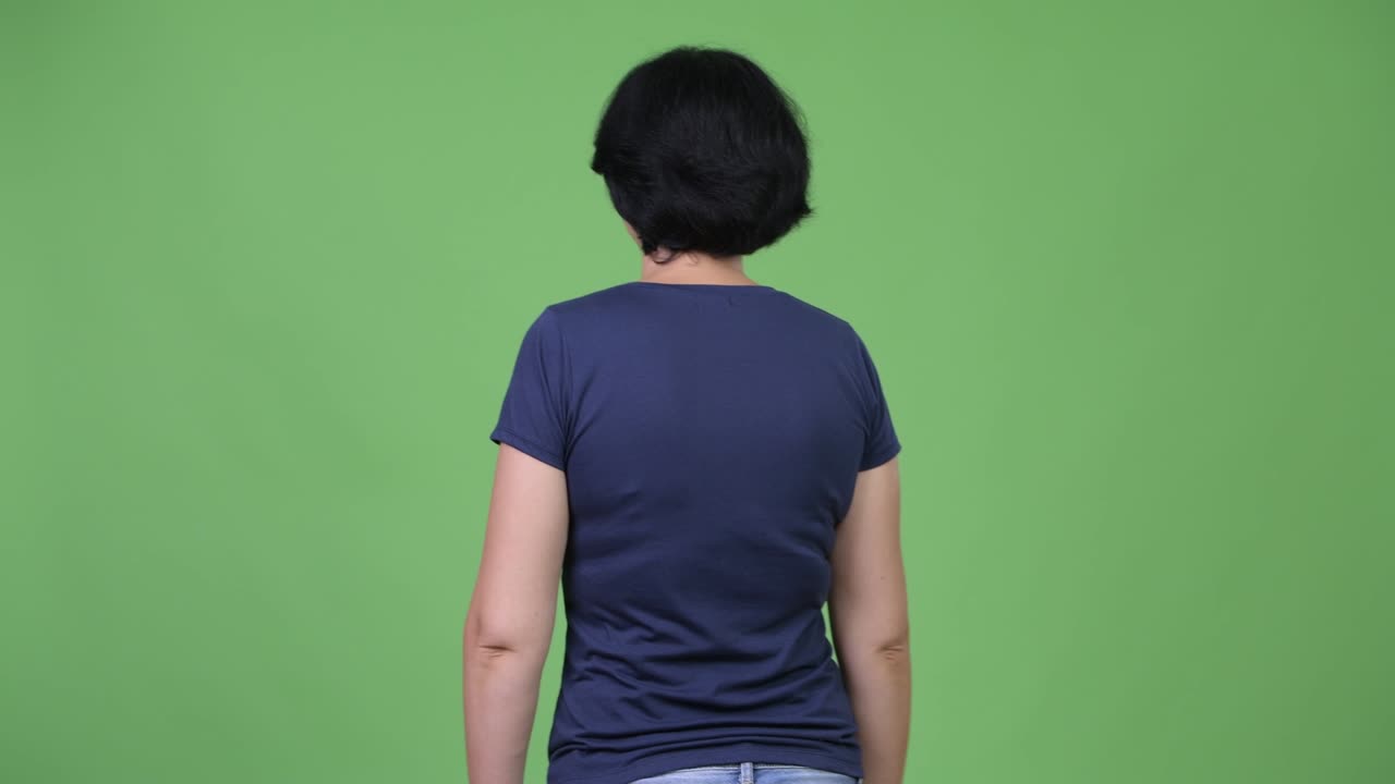 행복한 아름다운 여자가 팔을 고 미소 짓고