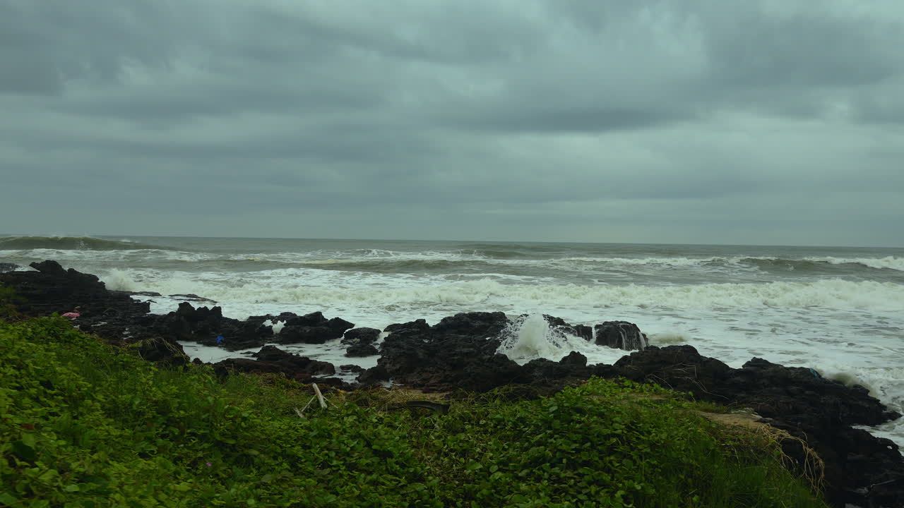 바위 에 스프레이싱 하는 바다 파도