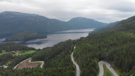 Asombrosas-Carreteras-De-Horquilla-Noruegas-Que-Serpentean-Por-La-Ladera-De-La-Montaña-De-Los-Fiordos,-Revelación-Aérea