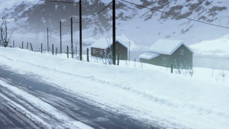 Casas-De-Madera-Tradicionales-Noruegas-Bajo-La-Nieve-Fresca