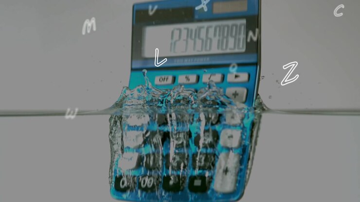 Compressa effervescente blu che cade nell'acqua creando uno schizzo a corona e affondando, con lettere bianche abbozzate che galleggiano, demo tecnologica.