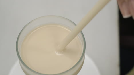 beber horchata con paja
