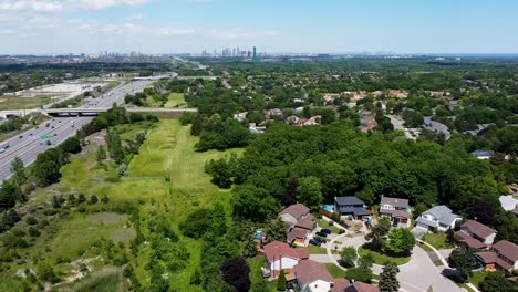 Drohne-Fliegt-Neben-Der-Autobahn,-Die-Am-Viertel-Mississauga-Vorbeiführt