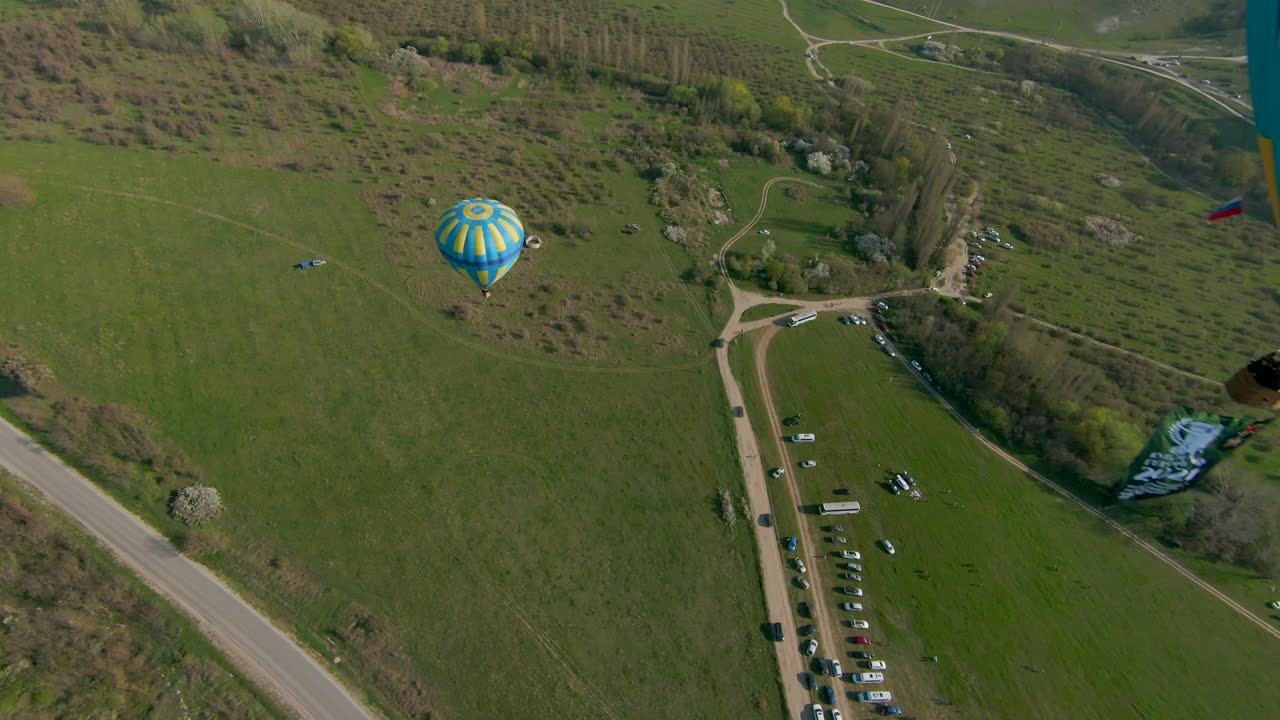 아름다운 풍경 위를 뜨거운 공기 풍선으로 날아다니는 것