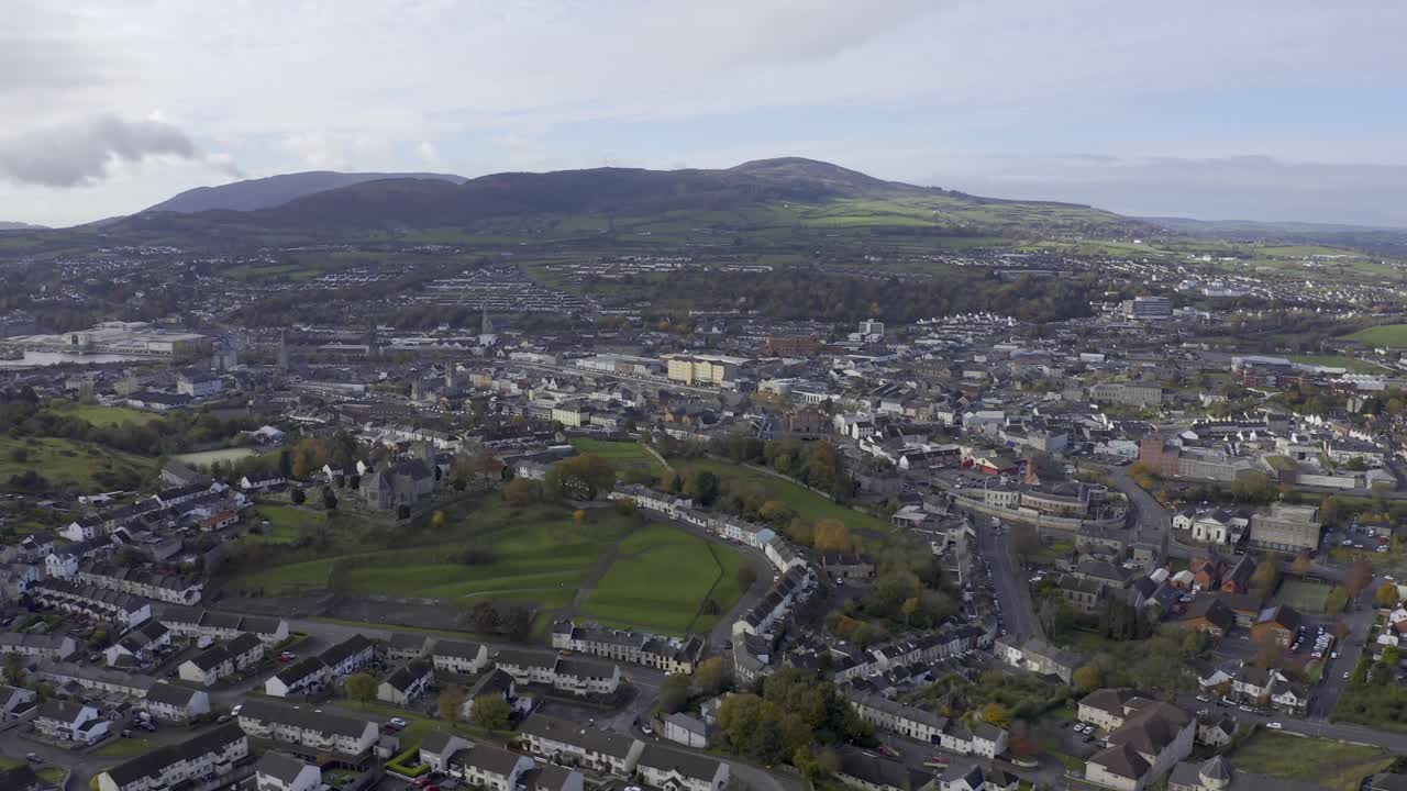 sobrevuelo aéreo de la ciudad de newry en irlanda del norte