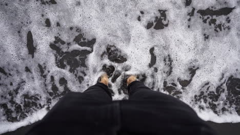 Sinkende-Füße-In-Schwarzem-Sand-Und-Teneriffa-Benijo-Insel-Spanien-Gewässer-Pov